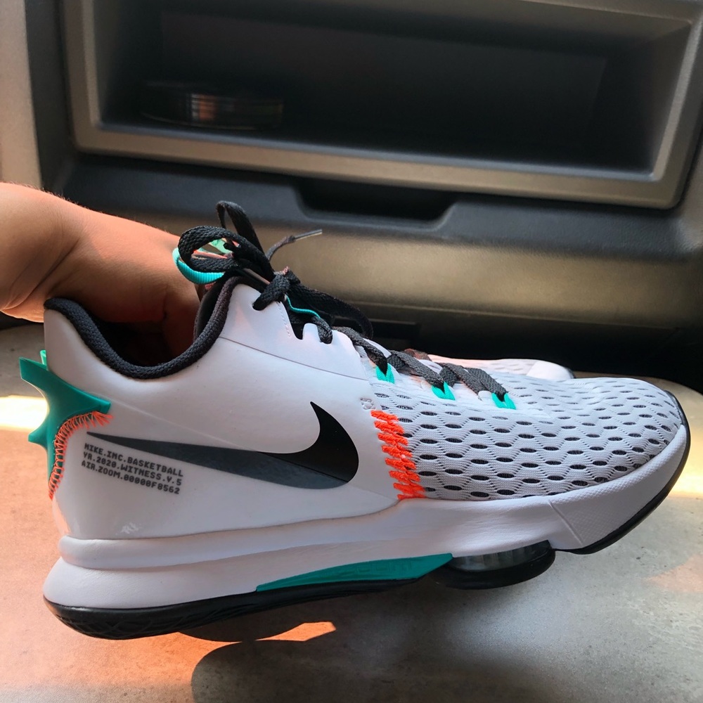 Mens White Nike Lebron Witness Basketball Shoes Size 11